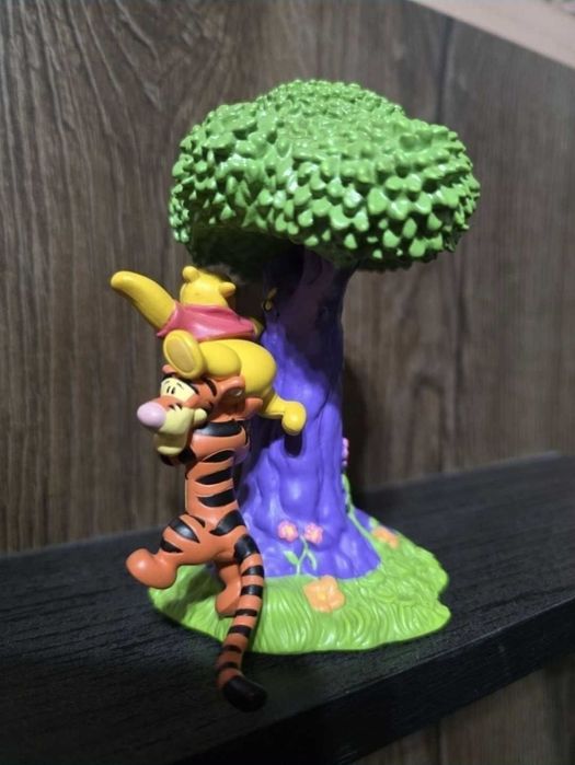 Winnie the Pooh & Tigger in the honey tree