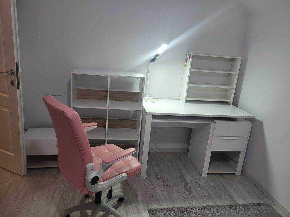 Birou cu bibliotecă și scaun ergonomic pentru camera copilului