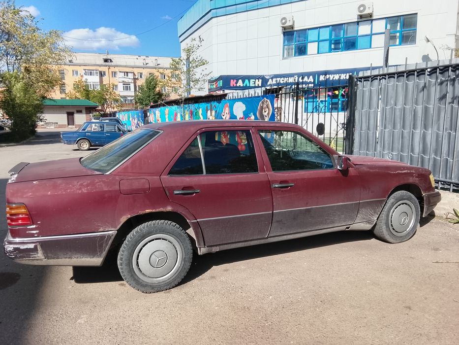 Продам машину мерс 124