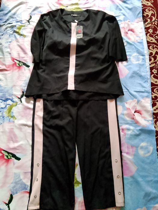 Продаю костюм верх и вниз можно на той или в гости одеть.