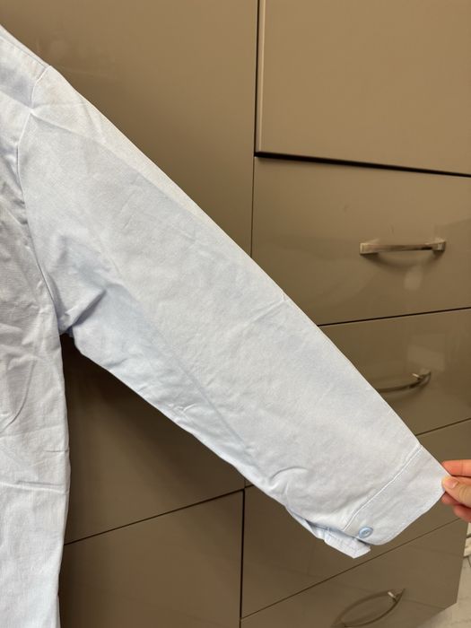 Рубашка голубая.