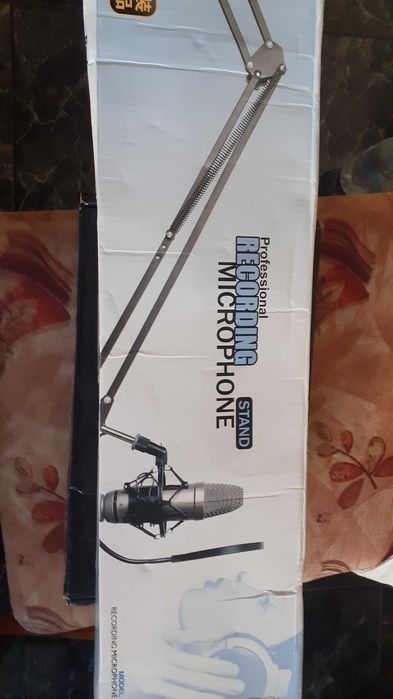 Студиен микрофон със стойка