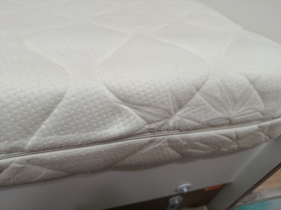 Продавам легло с матрак и подматрачна рамка