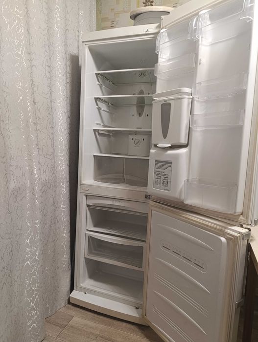 Продам двухкамерный холодильник LG