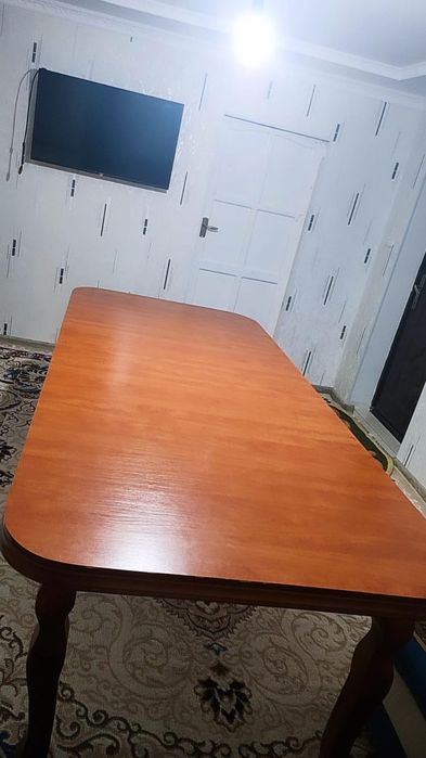 Продается стол со стульями.