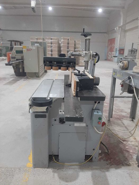 Masina de frezat cu ax inclinabil si avans mecanic