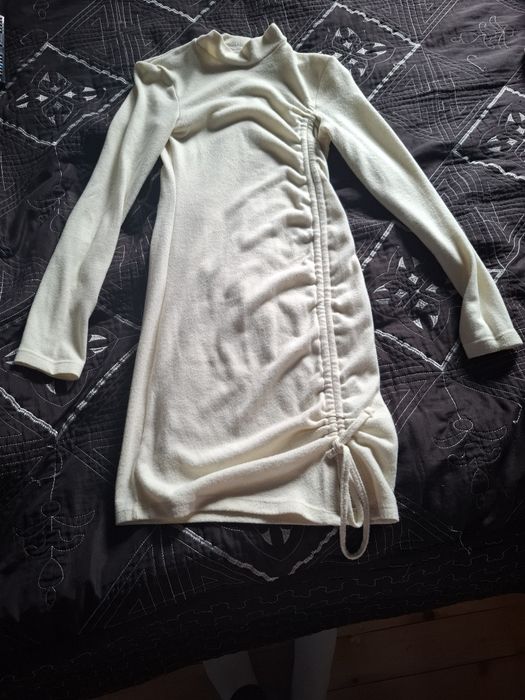 Бяла вълнена рокля