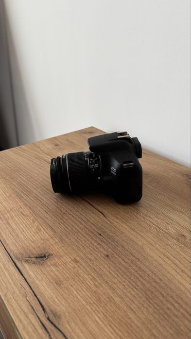 Canon EOS 2000D с два обектива, калъф и зарядно