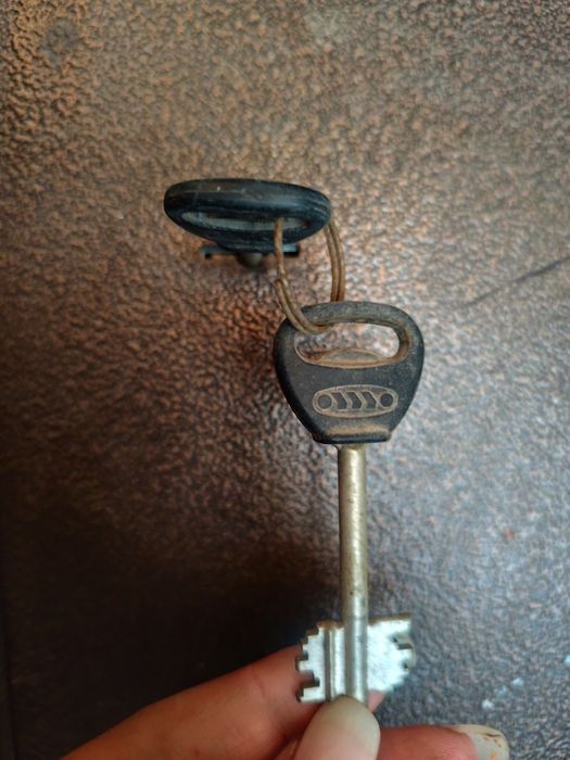 Продам сейф металлический