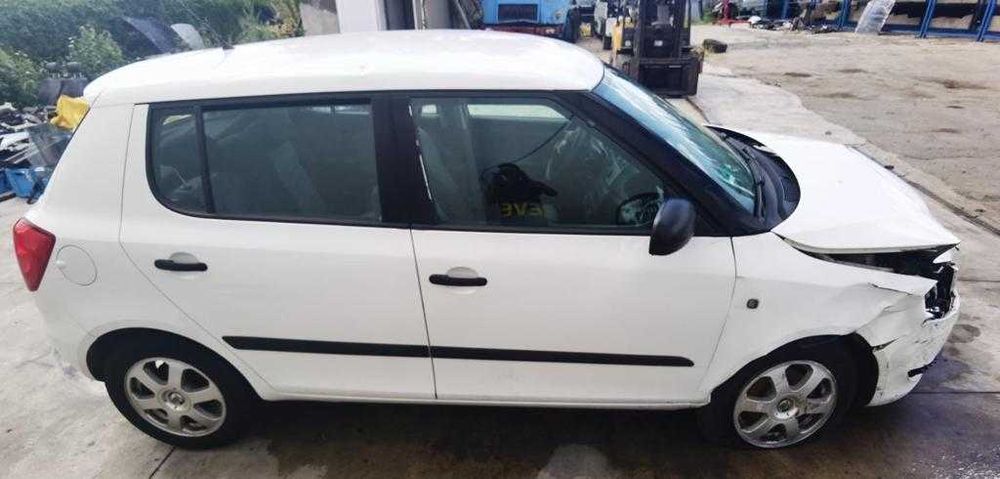 Dezmembrez Skoda Fabia 2 1.9TDI/BLS/BSW/usa/bara/faruri/grila/capota/stopuri/interior/volan/jante/haion/motor/cutie