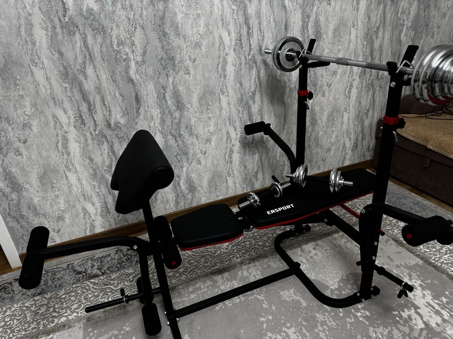 Скамья и набор гантелей.