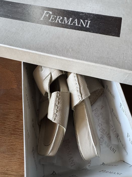 Кожаные шлепанцы бежевые