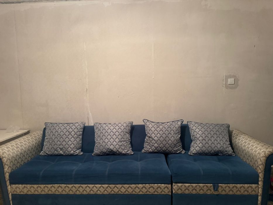 Срочно продам диван. 3 м. В Отличном состоение