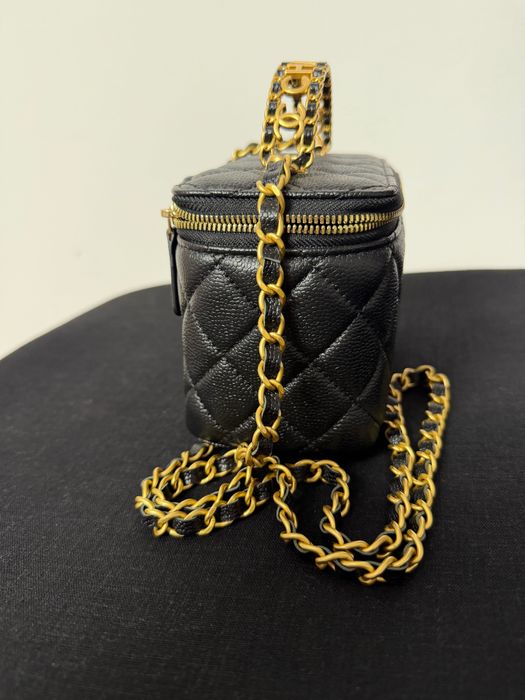 Geantă piele naturală  Chanel, model Vanity, neagră, stare excelentă