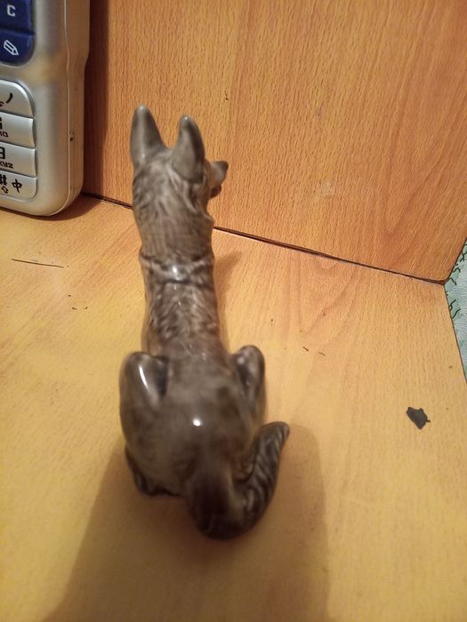 Продам фарфоровую статуэтку