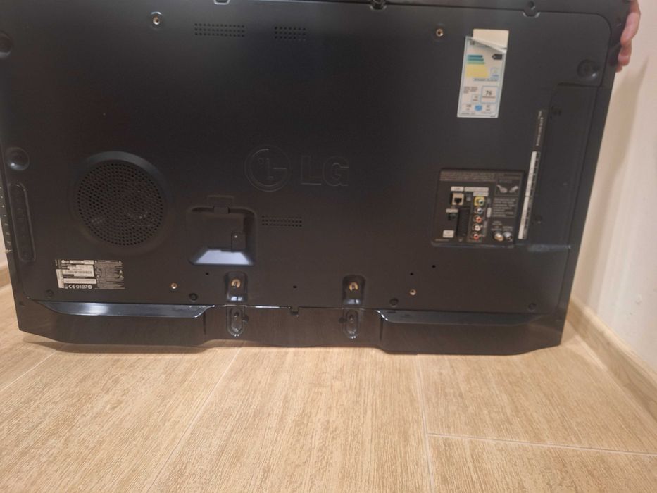 Продавам телевизор LG 42"smart,full HD