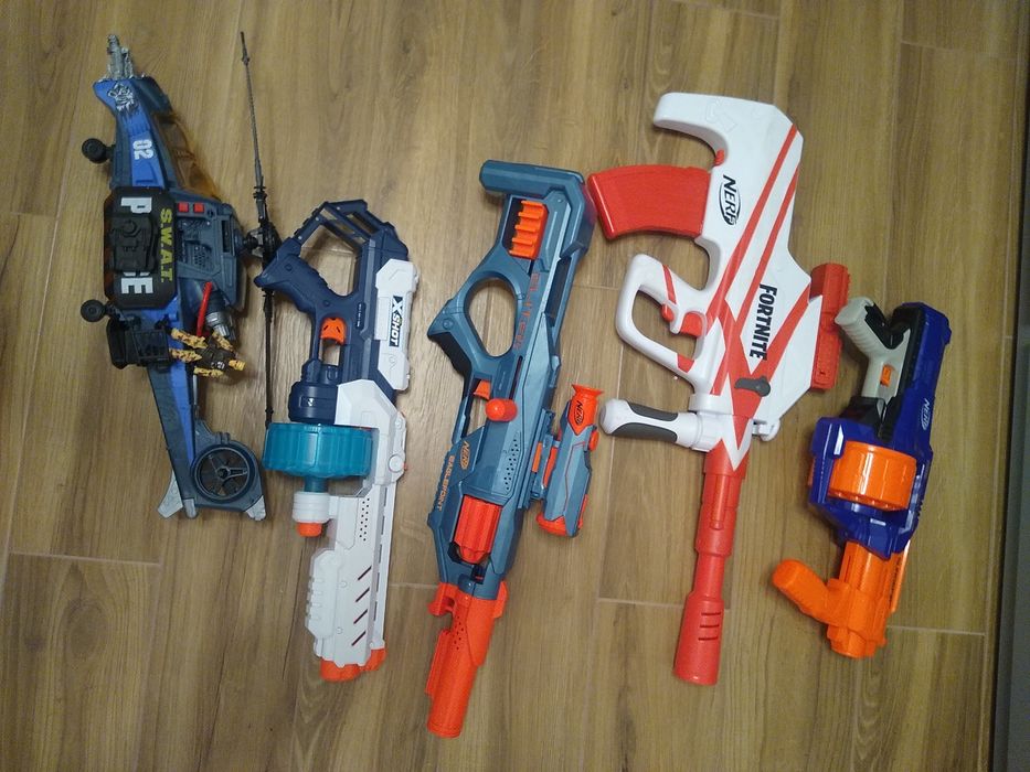 Vând puști de jucărie și elicopter