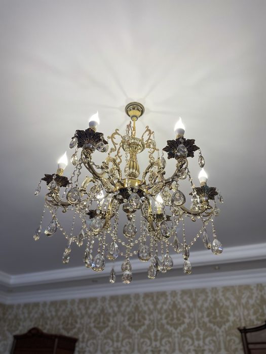 Продается Шикарная Классическая Люстра.