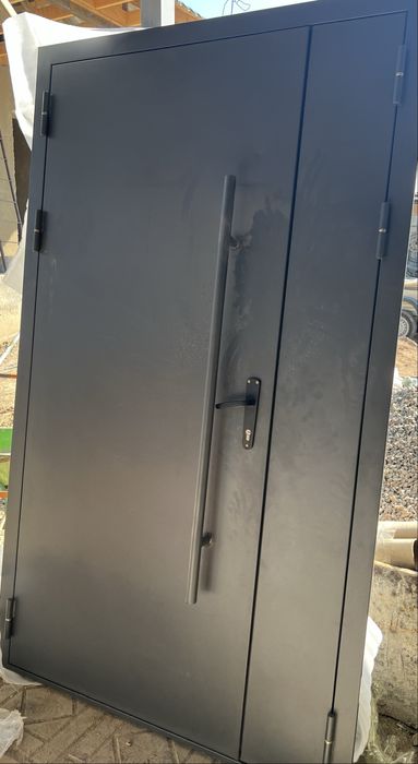 Входная дверь двустворчатая