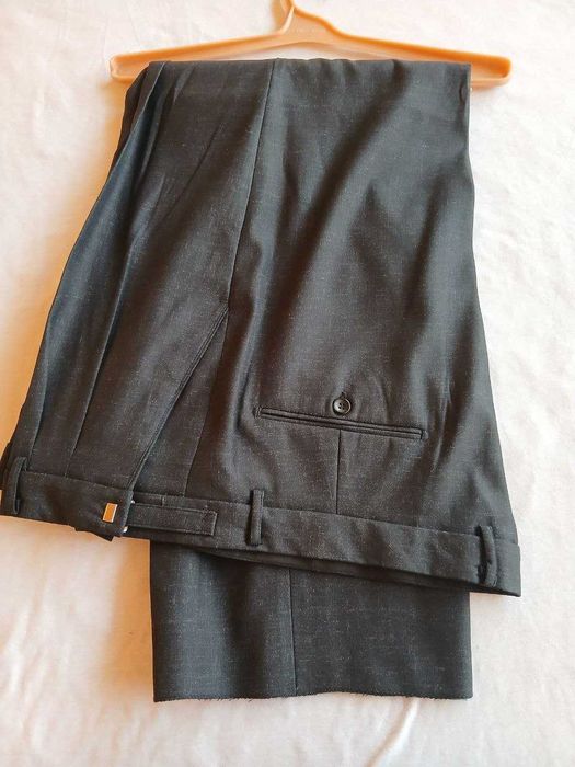 Erkaklar kostyum shim jileti sotiladi.