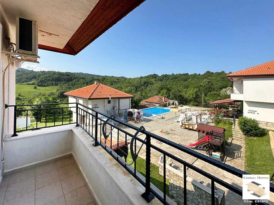 125180 Ваканционен комплекс с 4 къщи, басейн и BBQ зони в с. Бадевци