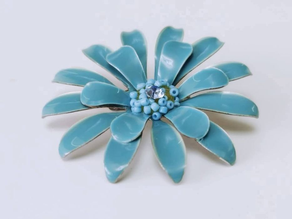 Veche brosa in forma de floare din email, placata cu argint, anii 50-6