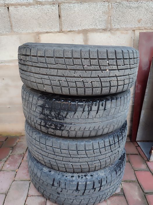 Шины продам зимние.