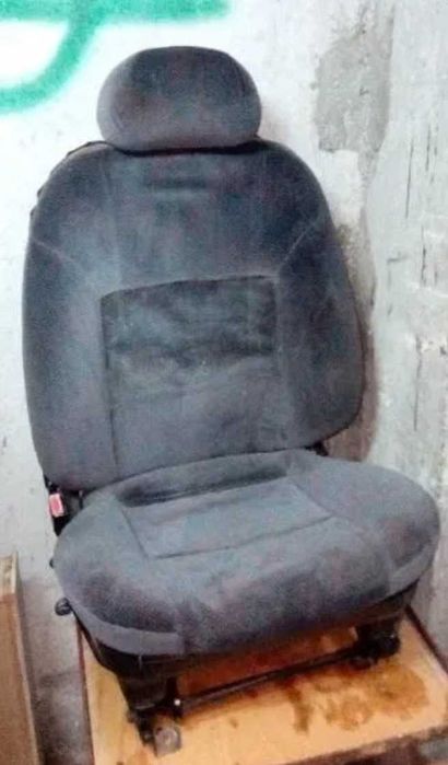 15 и 14 и 13 гуми с джанти.Също така и запазени седалки