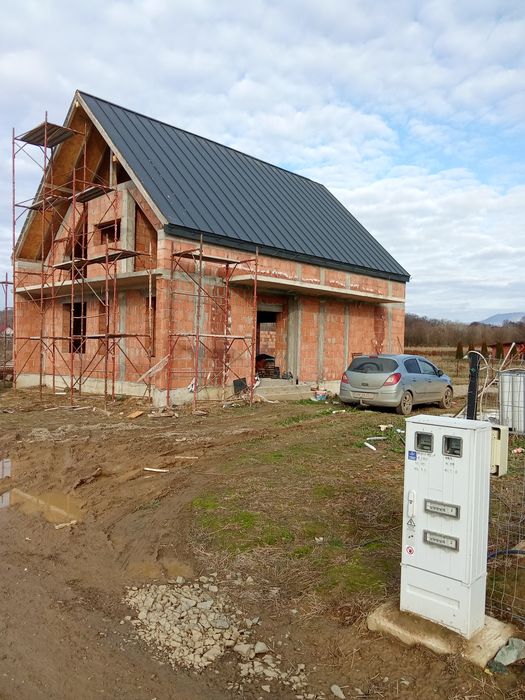 Vând casă la roșu sau semifinisată  P+M , Cătălina