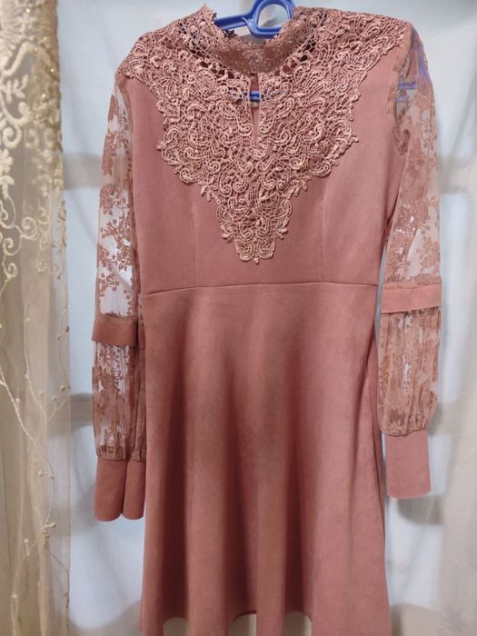 1 yil kiyilgan koylak, faqat mehmon va toyga borilganda kiyilgan