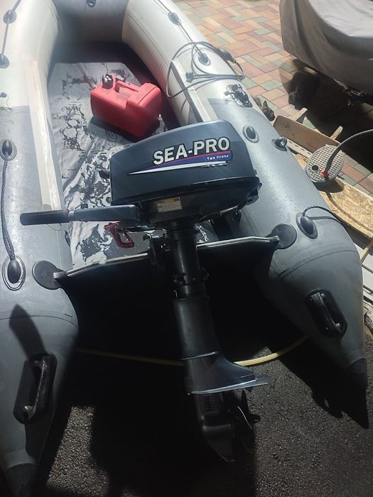 Продам лодку с мотором