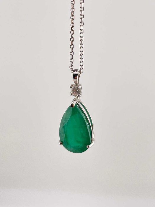 Колье с изумрудом и бриллиантом