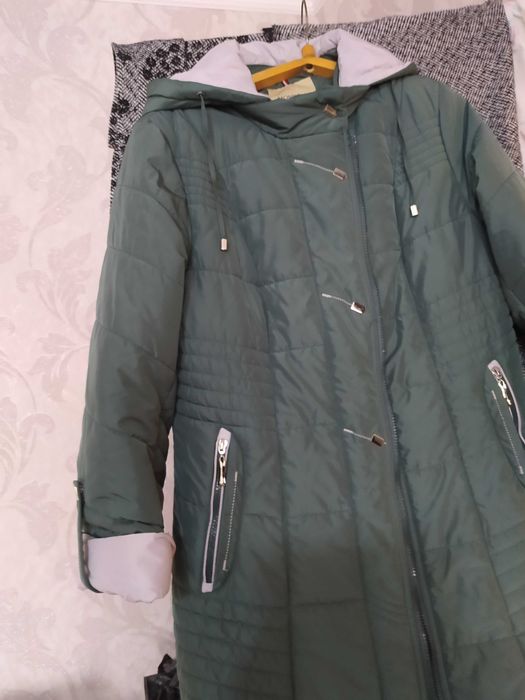 ПРОДАМ : 2 Пальто, куртка, ботинки.