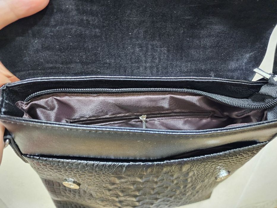 Сумка  черная на ремне