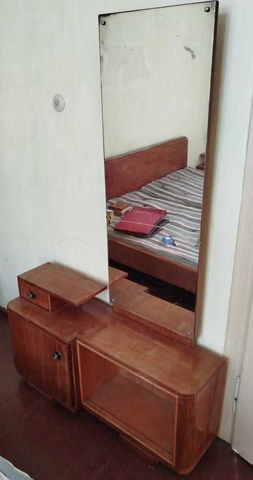 стара спалня, с 2 нощни шкафчета, трикрилен гардероб и тоалетка