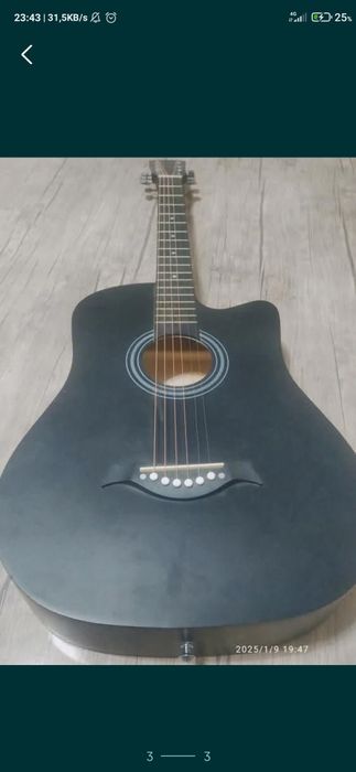 Akustik gitara srochna sotiladi tel qilila rasmdagi hamma narsa bilan.