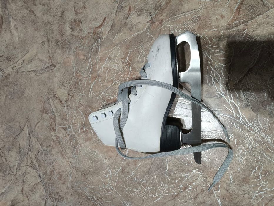 Продам  коньки  фигурные