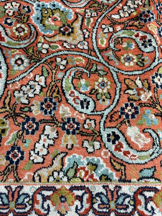 Истински персийски килим