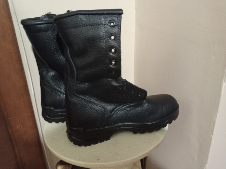 Ботинки берцы мужские зимние.