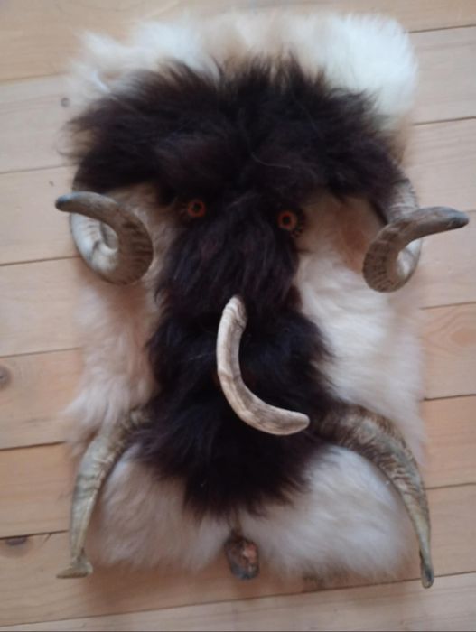 Кукерски маски за стена