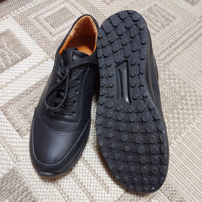 Продам кроссовки женские