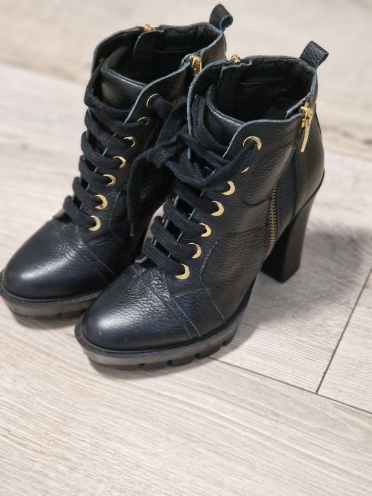 Vând cizmulițe piele naturala