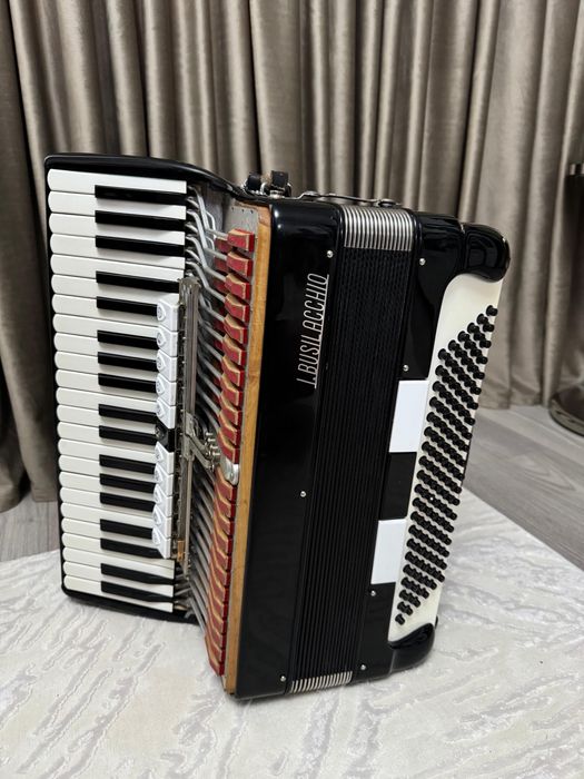 Acordeon italian I. Busilacchio, 120 bași,clape piano, profesional