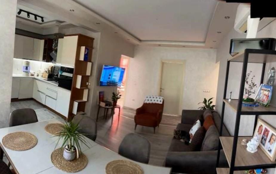 Продава се Четиристаен апартамент в Бургас, Център - 132 кв.м за 2280 €/кв.м - Снимка #3