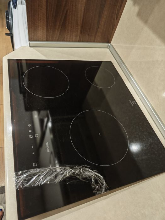 Индукционен плот  Electrolux