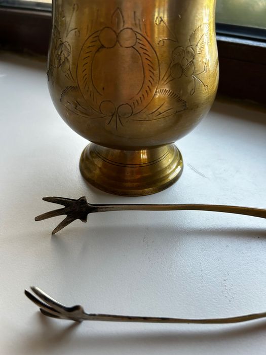 Меден съд с щипка