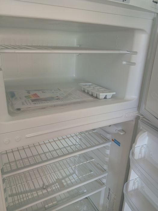 Yangi Indesit muzlatgichi.