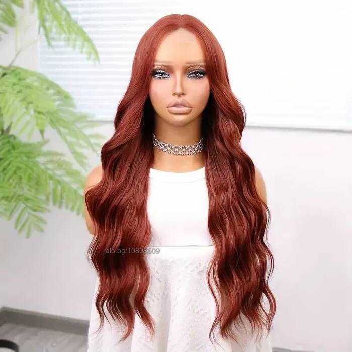 Кестенява вълнообразна перука на път