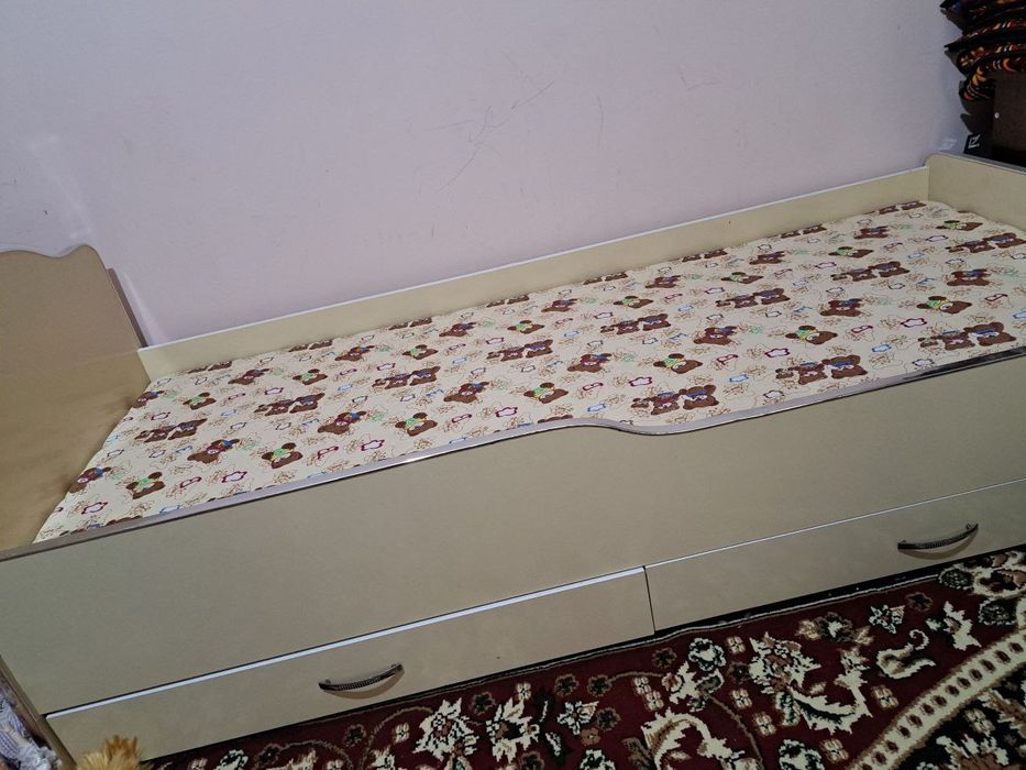 Bolalar uchun pultlik mashina va divancha