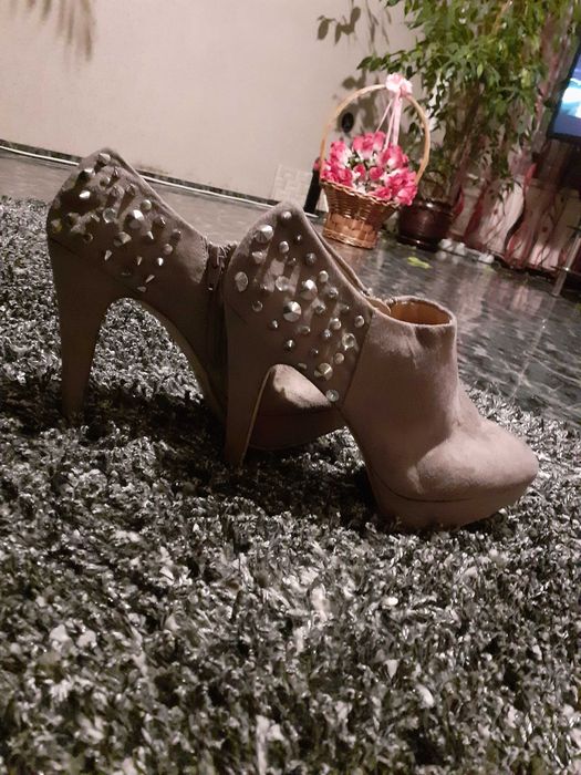 Елегантни дамски обувки и маратонки.
 Различни модели и размери.